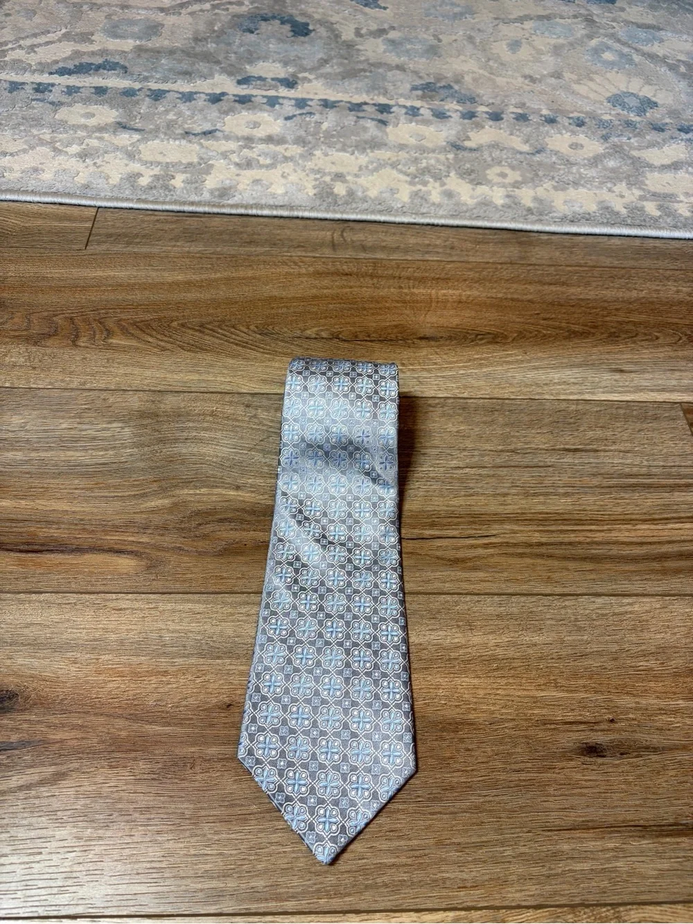 Paul Dione necktie grey and light blue geometric medallion pattern 100% Silk